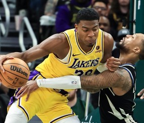 南宫28-詹姆斯关键节点战术调整，雄鹿带队取胜！的简单介绍