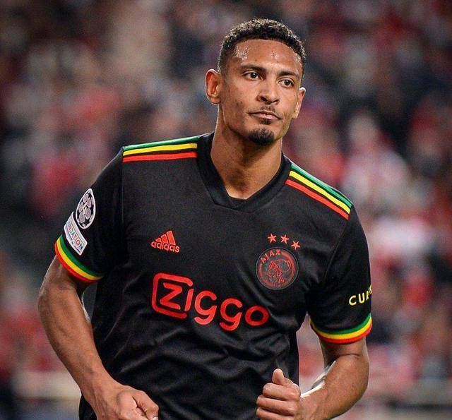 冲刺阶段阿贾克斯豪取连胜：CBA季后赛节点到来；质疑声四起；数据层面出现新趋势的简单介绍